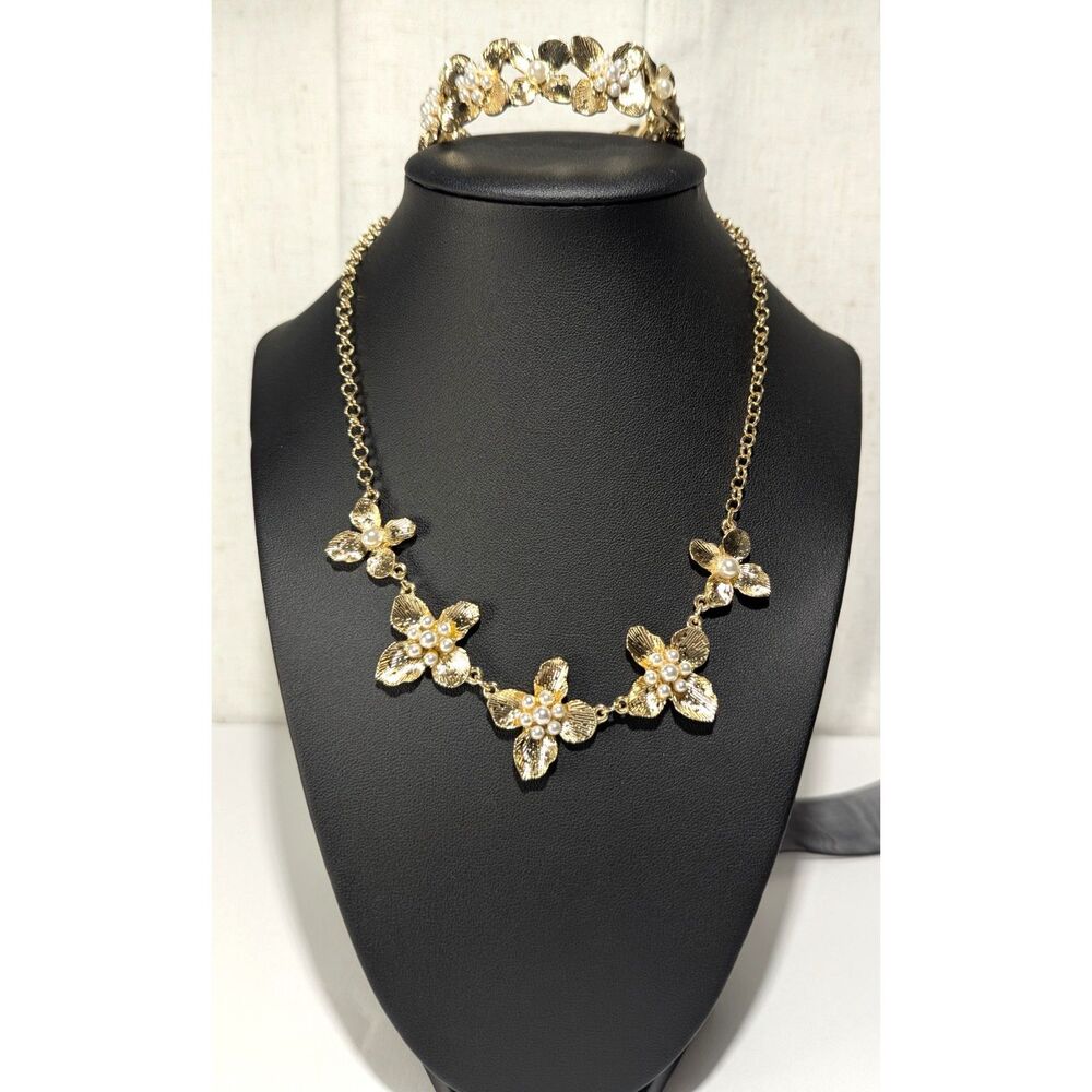 Flower with Pearl Necklace Bracelet